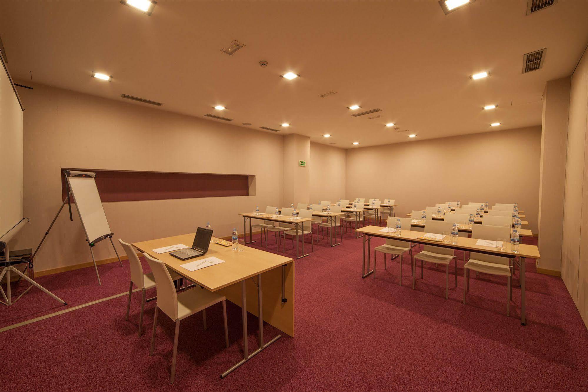 Apartosuites Jardines De Sabatini มาดริด ภายนอก รูปภาพ